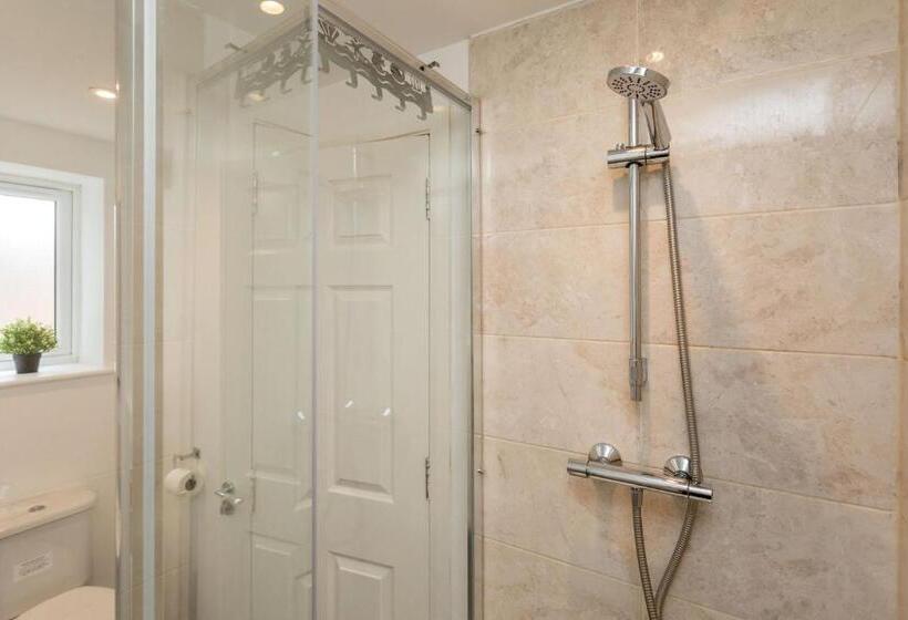 Flat 7 Spacious Studio Flat In The Heart Of Crawley