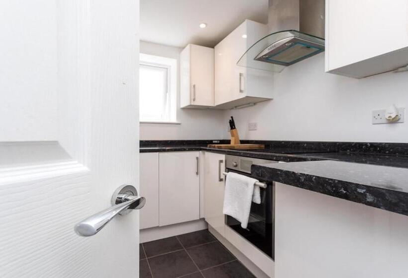 Flat 7 Spacious Studio Flat In The Heart Of Crawley