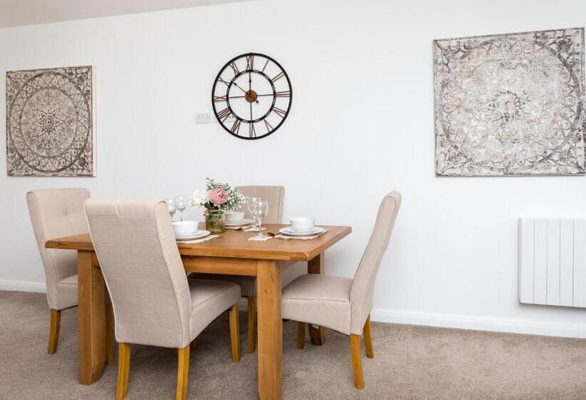 Flat 7 Spacious Studio Flat In The Heart Of Crawley