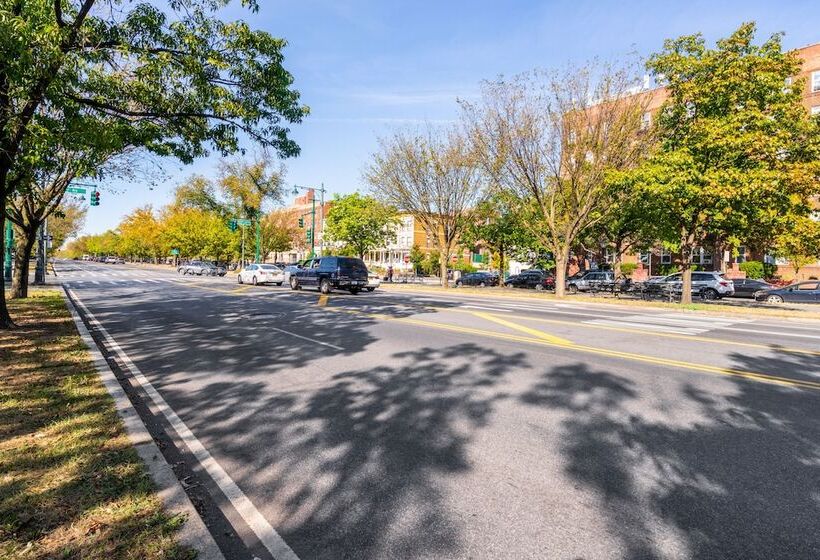 پانسیون Furnished Eastern Parkway Guest House