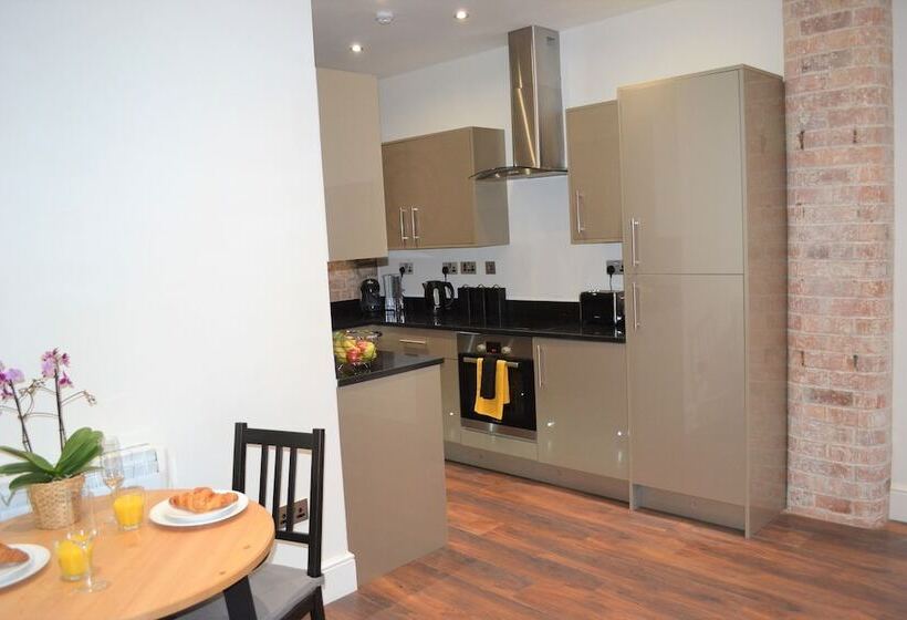 Onpoint Apartments Deluxe Apartment City Centre Ideal Location!