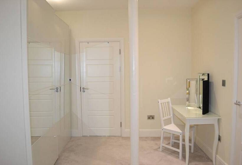 Onpoint Apartments Deluxe Apartment City Centre Ideal Location!