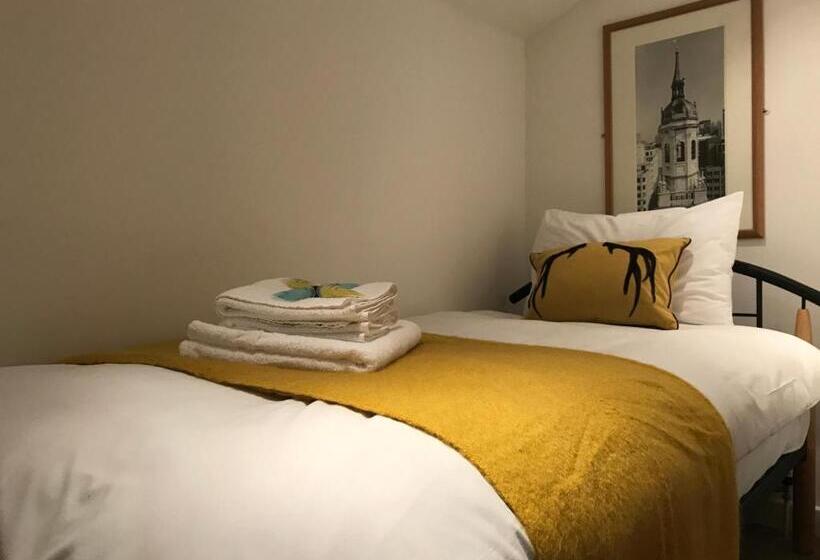 بنسيون Thames View House