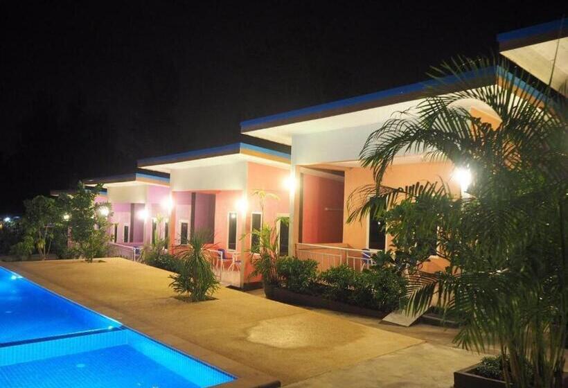 هتل At Night Airport Resort