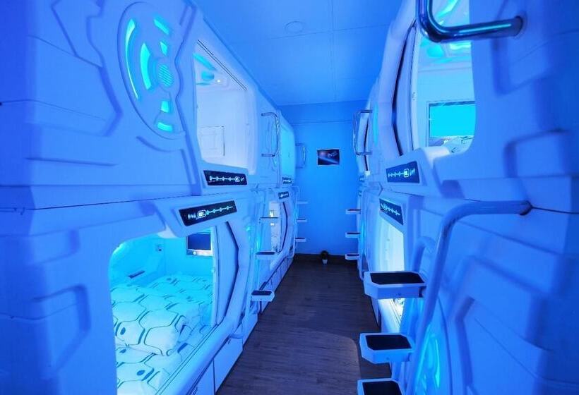 فندق Audrey Capsule Hostel