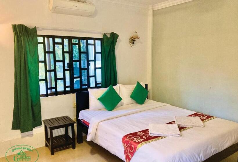 فندق Garden Village Guesthouse & Pool Bar