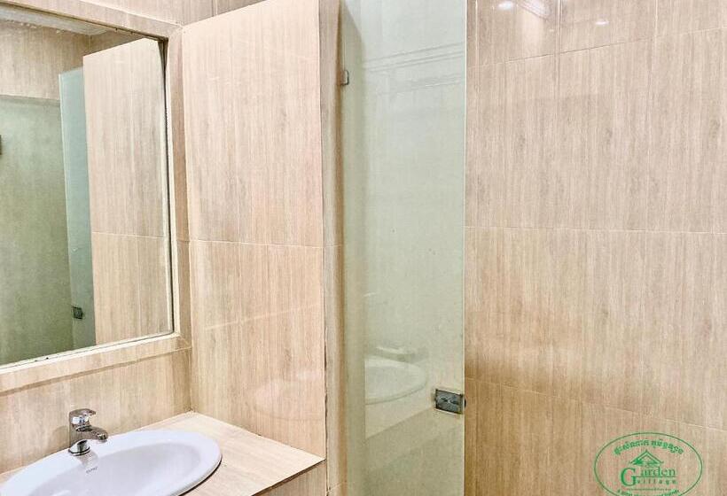 فندق Garden Village Guesthouse & Pool Bar