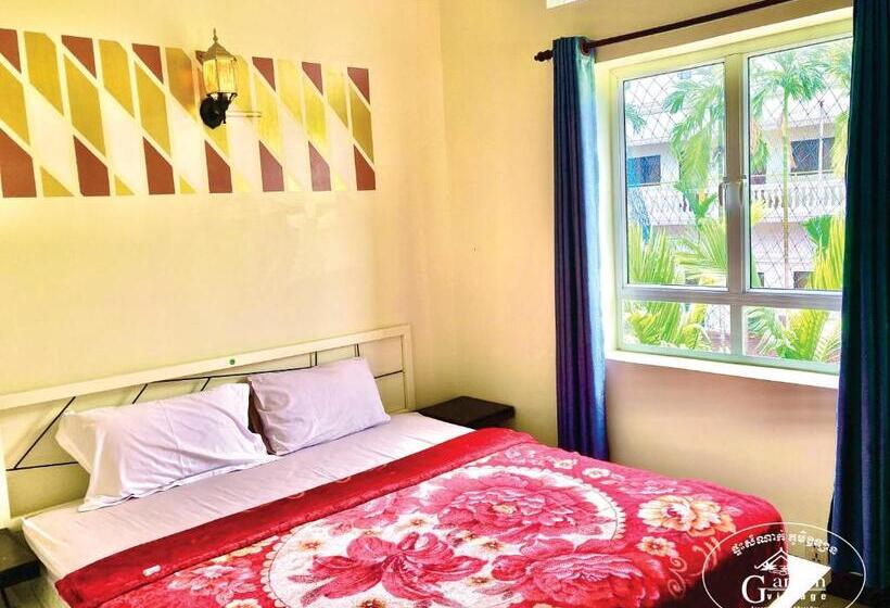 فندق Garden Village Guesthouse & Pool Bar