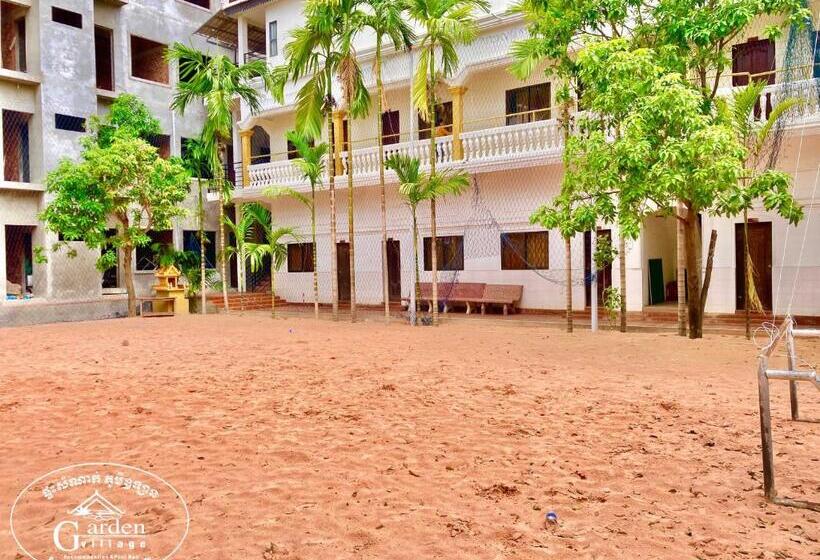 فندق Garden Village Guesthouse & Pool Bar