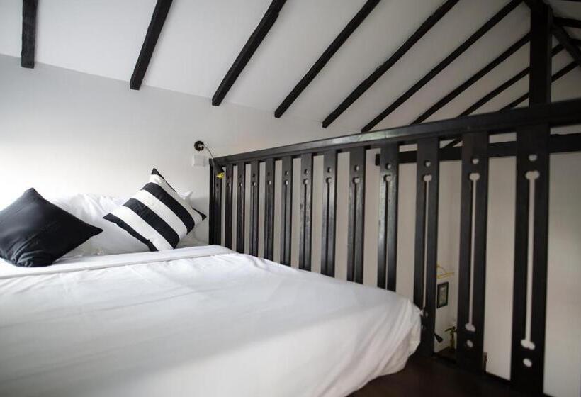 هتل The Marian Boutique Lodging House
