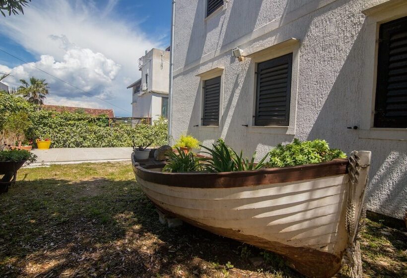 Apartments Pharos