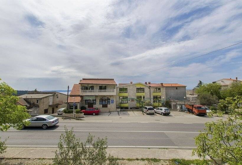 Apartment And Rooms Ivan