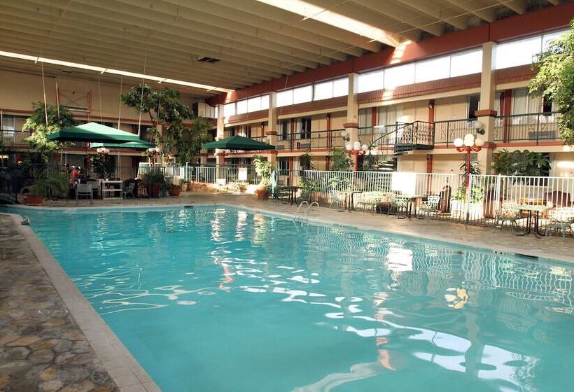 هتل Clarion Inn