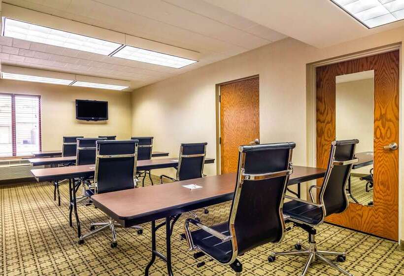 בית מלון כפרי Clarion Inn