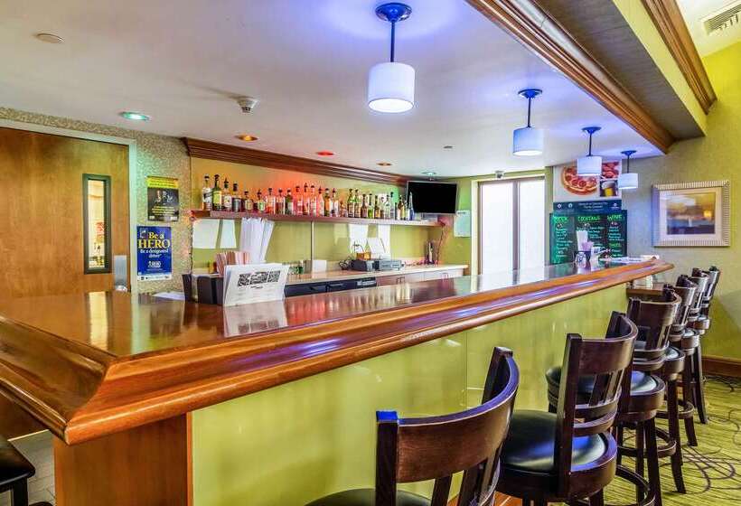 בית מלון כפרי Clarion Inn