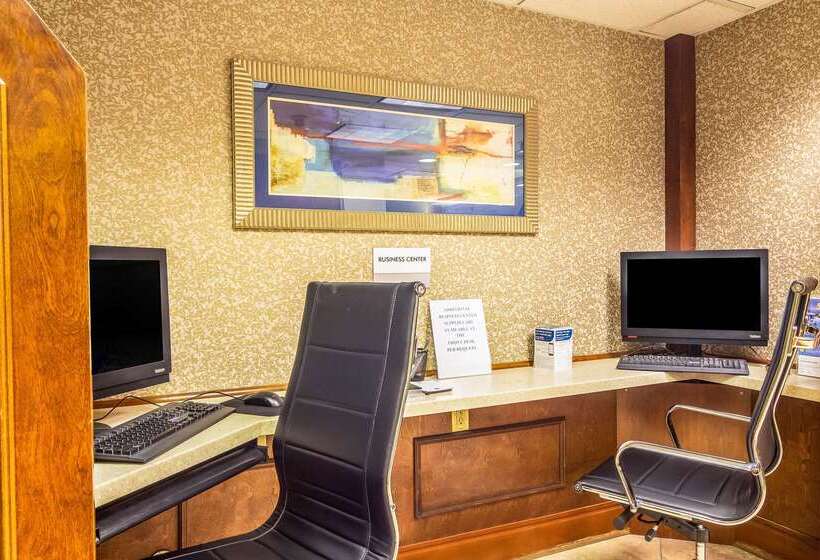 בית מלון כפרי Clarion Inn