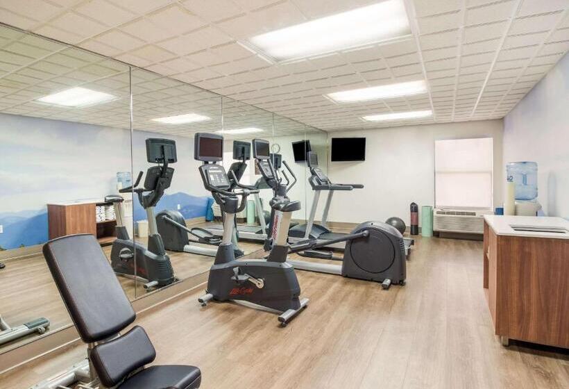 هتل Clarion Pointe New Bern