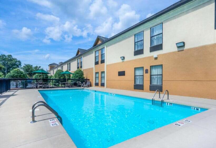 هتل Clarion Pointe New Bern