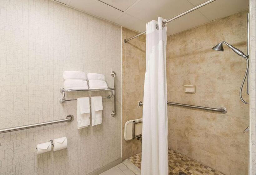 هتل Clarion Pointe New Bern