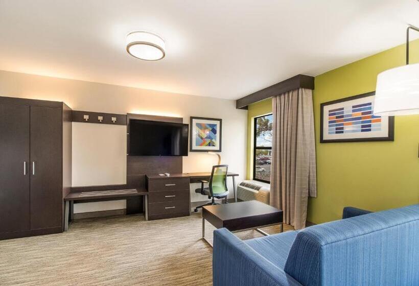 هتل Clarion Pointe New Bern