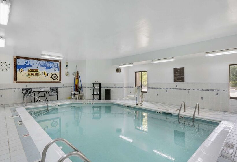 Отель Comfort Inn & Suites