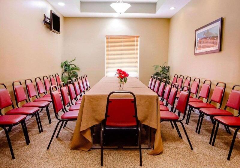 Отель Comfort Inn & Suites