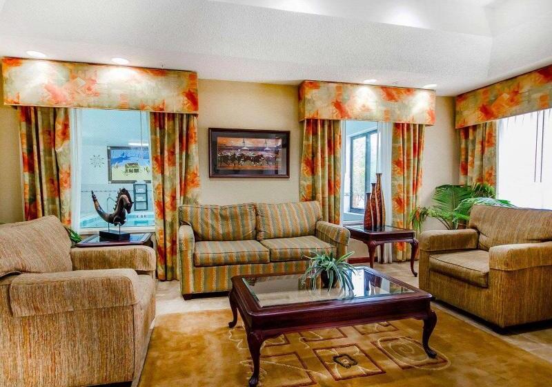 Отель Comfort Inn & Suites