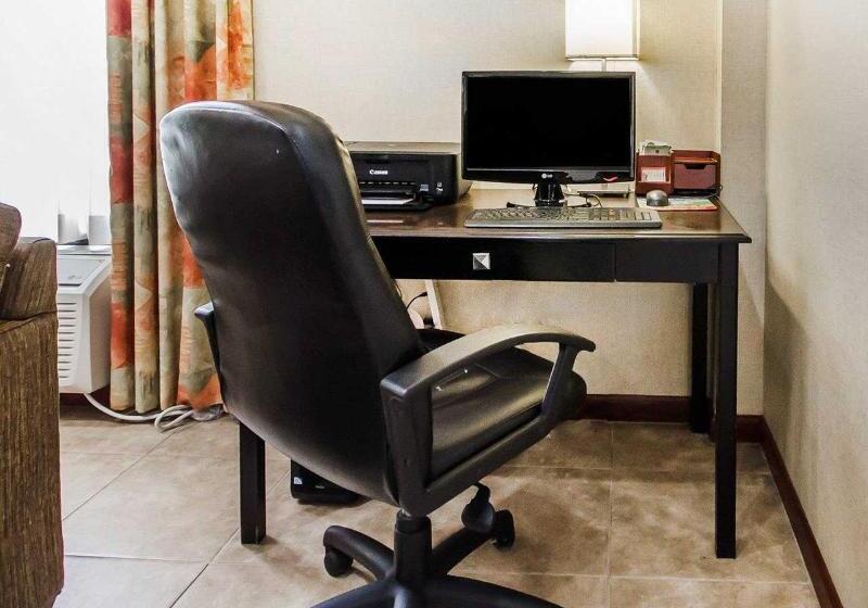 Отель Comfort Inn & Suites