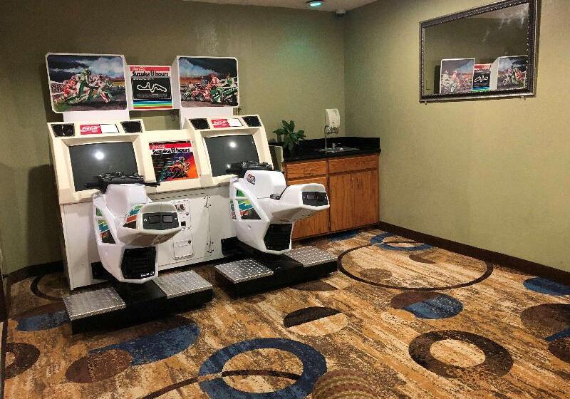 هتل Comfort Inn & Suites