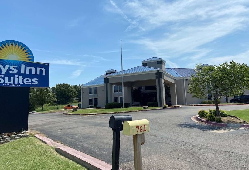 هتل Days Inn & Suites By Wyndham Tahlequah