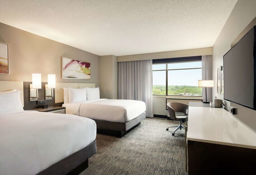 هتل Doubletree By Hilton St. Paul East