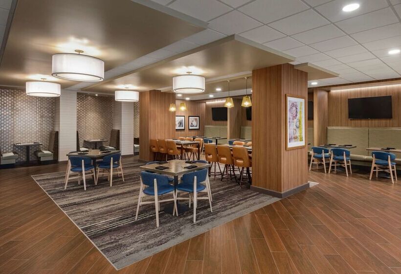 هتل Doubletree By Hilton St. Paul East