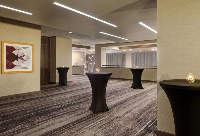 هتل Doubletree By Hilton St. Paul East