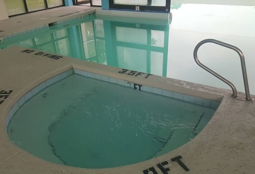 호텔 Econo Lodge Inn & Suites