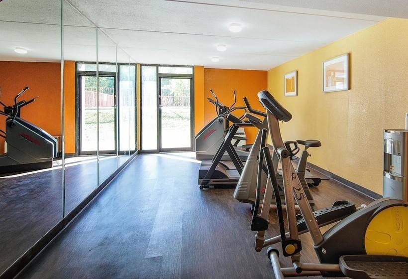 호텔 Econo Lodge Inn & Suites