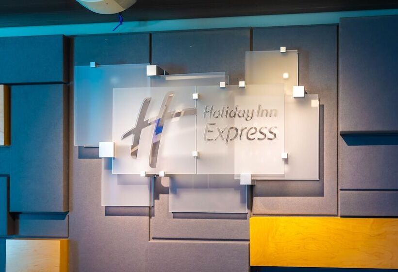 هتل Holiday Inn Express Orange Beach   On The Beach, An Ihg