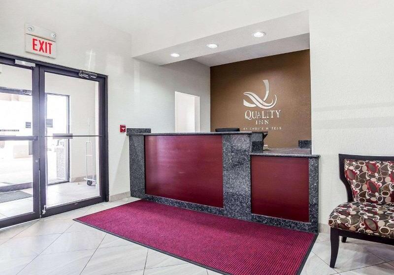 בית מלון כפרי Quality Inn & Suites Altoona   Des Moines