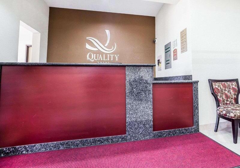 בית מלון כפרי Quality Inn & Suites Altoona   Des Moines