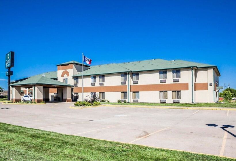 בית מלון כפרי Quality Inn & Suites Altoona   Des Moines