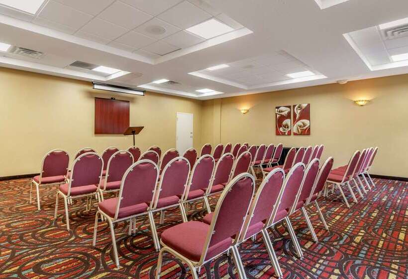 בית מלון כפרי Quality Inn Fayetteville Near Historic Downtown Square