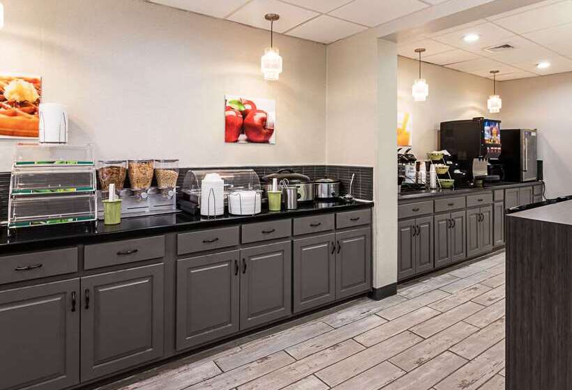 בית מלון כפרי Quality Inn