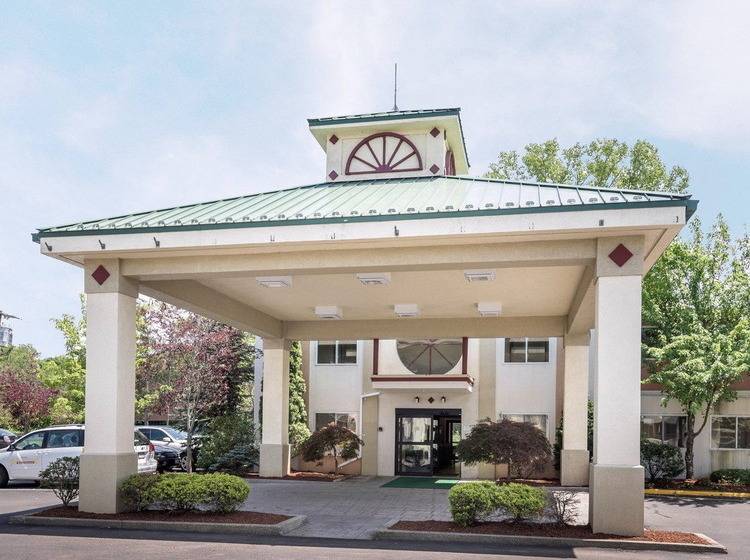 Отель Quality Inn & Suites