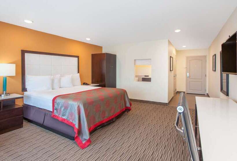 فندق Ramada By Wyndham Culver City