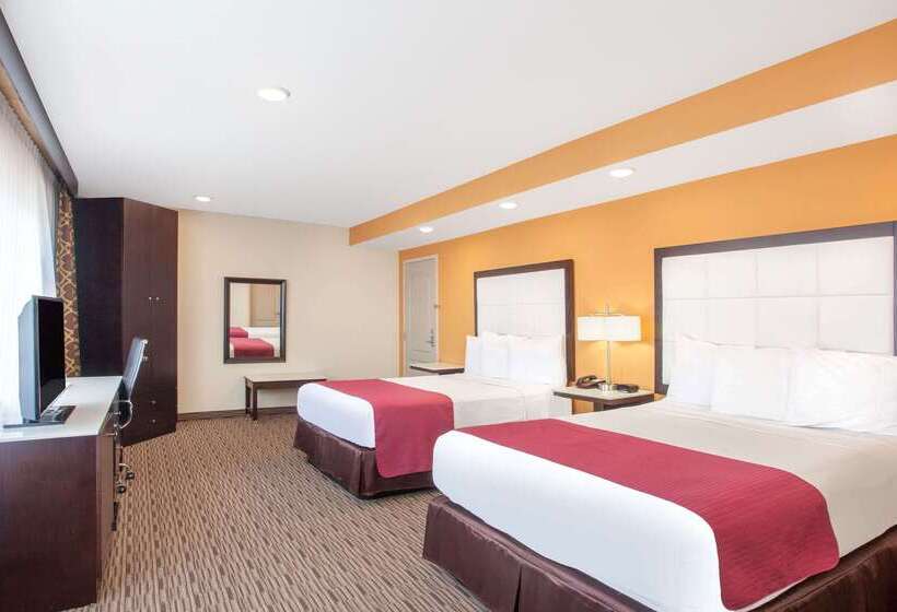 فندق Ramada By Wyndham Culver City