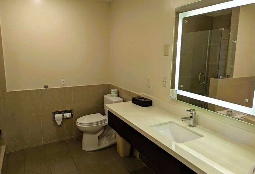 فندق Ramada By Wyndham Culver City