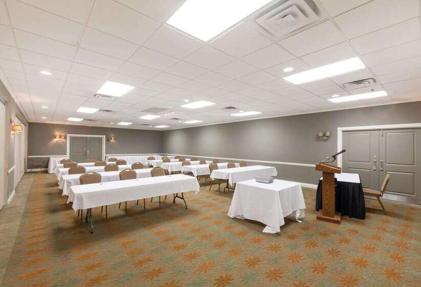 فندق Ramada By Wyndham New Iberia