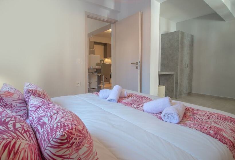 Ithaka Deluxe Home