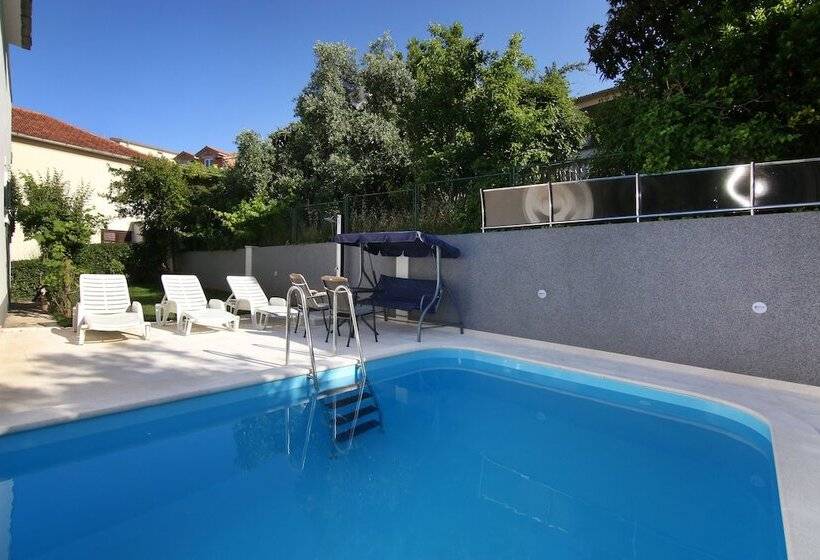 Luxury House With Pool