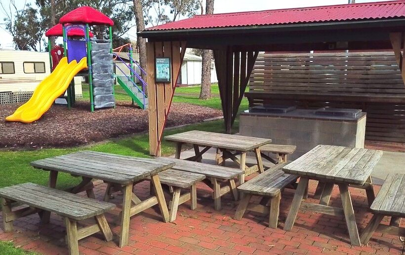 ホテル Dylene Caravan Park   2 Br Family Cabin With Air