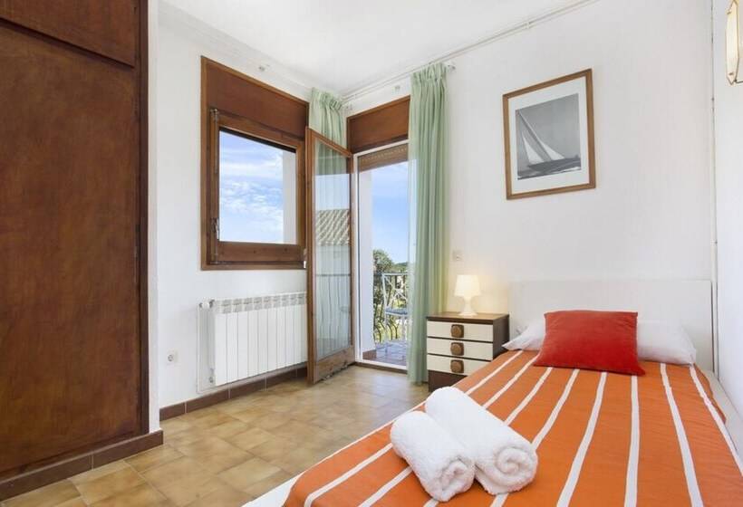 104665    Villa In Lloret De Mar